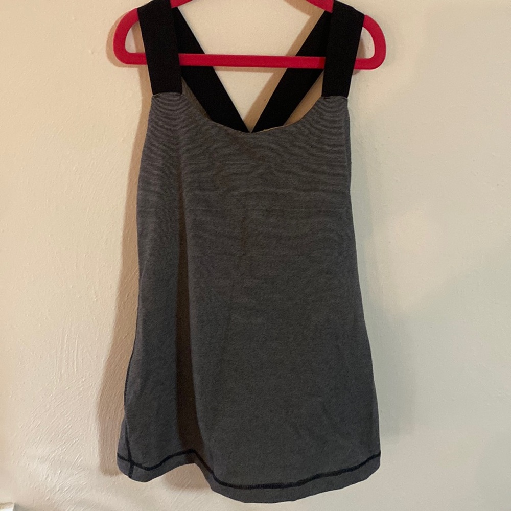 Lululemon workout top size 4